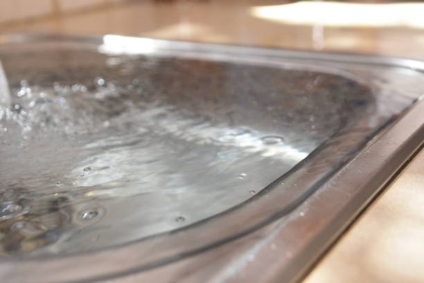 istock Flooding in the sink 923605108