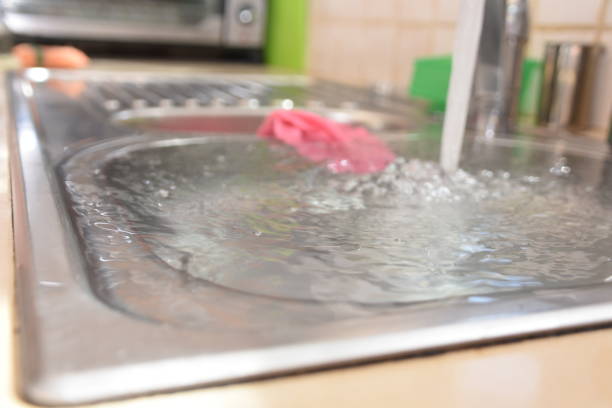 istock Flooding in the sink 923605110