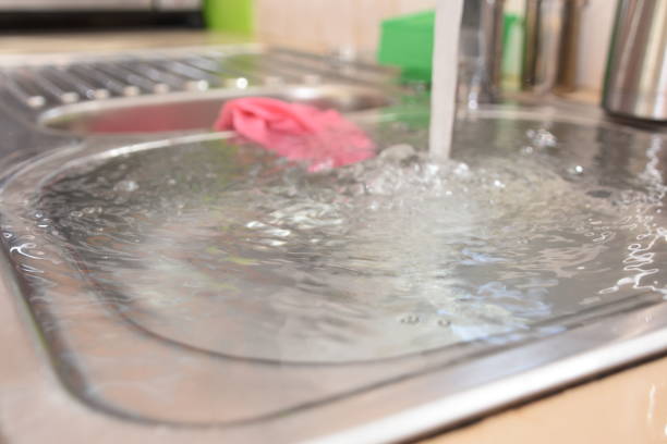 istock Flooding in the sink 923605760