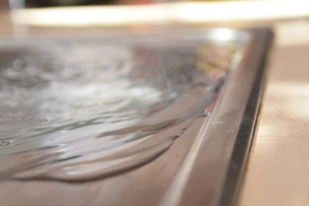 istock Flooding in the sink 923608590