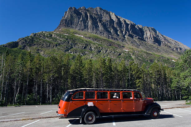 glacier np visite en bus - us glacier national park montana bus park photos et images de collection