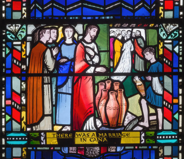 london - die glasmalerei der hochzeit zu kana in der kirche st. etheldreda von charles blakeman (1953-1953). - stained glass glass art church stock-fotos und bilder