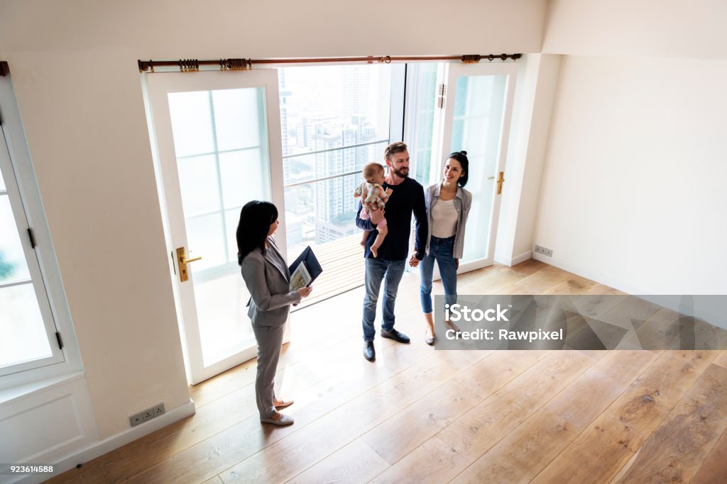 Familia compra casa nueva - Foto de stock de Comprar libre de derechos