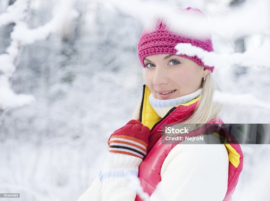 Hermosa mujer joven en bosque de invierno - Foto de stock de Adolescente libre de derechos