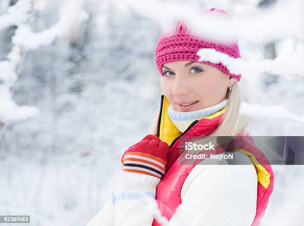 Photo libre de droit de Belle Jeune Femme Dans La Forêt Dhiver banque d'images et plus d'images libres de droit de Adolescent - Adolescent, Adulte, Beauté