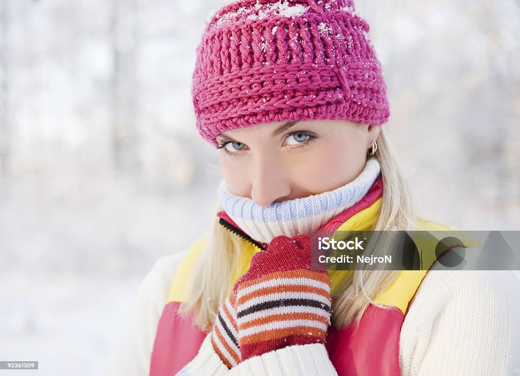 Congelarse hermosa mujer en ropa de invierno al aire libre - Foto de stock de Adolescente libre de derechos