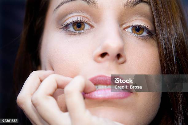 Bitting Su Fingernails Foto de stock y más banco de imágenes de Adicción - Adicción, Adolescencia, Adolescente