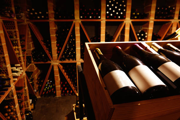 weinkeller vom mittelmeer mit flaschen - wine cellar wine bottle grape stock-fotos und bilder