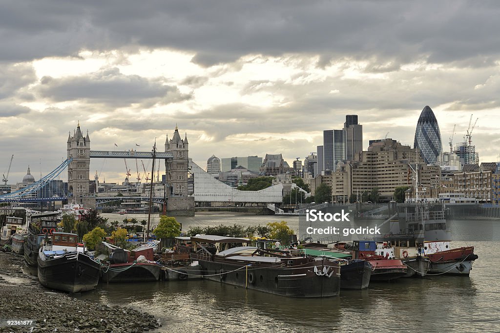 Barcos do Rio Tâmisa, a Tower Bridge, Londres, Inglaterra, Reino Unido - Foto de stock de Ancorado royalty-free