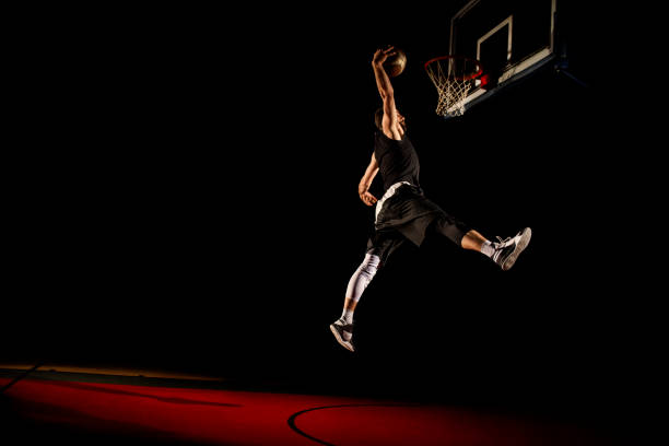 il giocatore di basket fa slam dunk - man dunking - jump shot foto e immagini stock