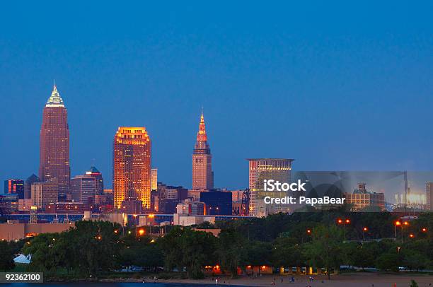 Cidade Ao Anoitecer - Fotografias de stock e mais imagens de Cleveland - Ohio - Cleveland - Ohio, Ohio, Alto - Descrição Física