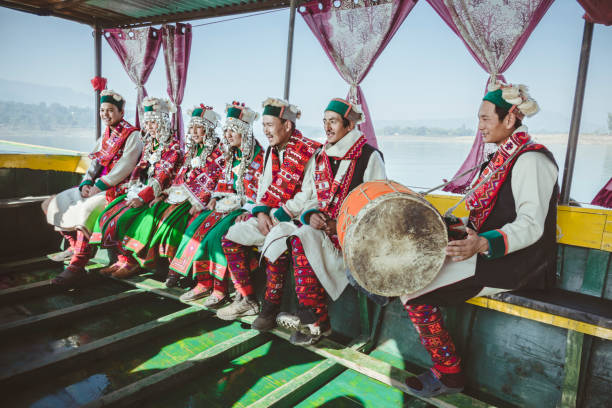 민속 음악가 고 보트에 타고 하는 kinnaur의 댄서. - india traditional culture indigenous culture women 뉴스 사진 이미지