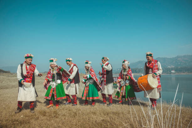 kinnaur 부족 사람들 그룹에 함께 춤의 그룹. - india traditional culture indigenous culture women 뉴스 사진 이미지