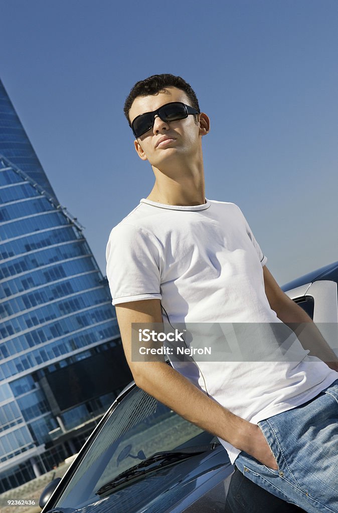 Junger gut aussehender Mann, Entspannen im Freien - Lizenzfrei Auto Stock-Foto