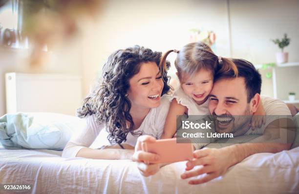 Lassen Sie Ein Foto Von Unseren Glücklichen Familie Nehmen Stockfoto und mehr Bilder von Familie