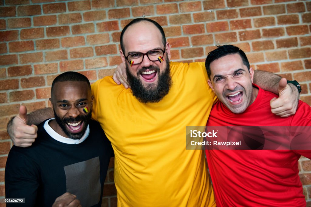 Amigos que anima la Copa del mundo con la bandera pintada - Foto de stock de Bélgica libre de derechos