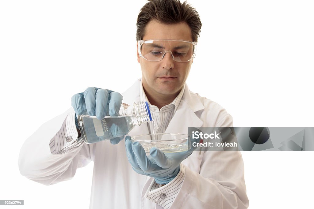 Líquido científico el vertido en placa de petri - Foto de stock de Adulto libre de derechos
