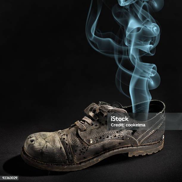 Старый Разрозненной Ботинки — стоковые фотографии и другие картинки Веселье - Веселье, Восстанавливать, Выходные туфли
