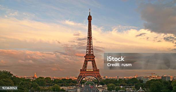 A Torre Eiffel Ao Pôr Do Sol Paris França - Fotografias de stock e mais imagens de Paris - França - Paris - França, Bairro do Trocadero, Torre Eiffel