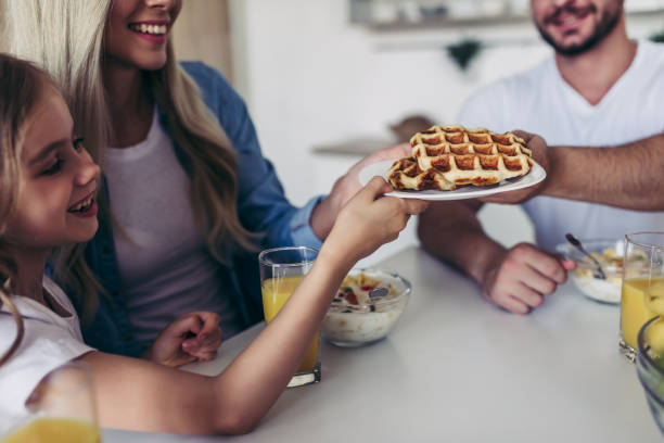 가족 주방 - waffle eating meal food and drink 뉴스 사진 이미지