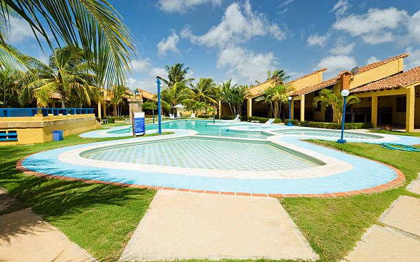 プールでは、トロピカル - tourist resort apartment swimming pool caribbean ストックフォトと画像