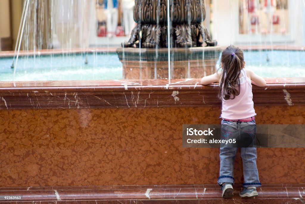 Bambina vicino alla fontana - Foto stock royalty-free di Fontana - Struttura costruita dall'uomo