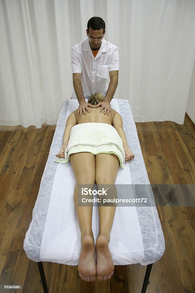 Jovem mulher recebendo massagem - Foto de stock de Acupuntura royalty-free