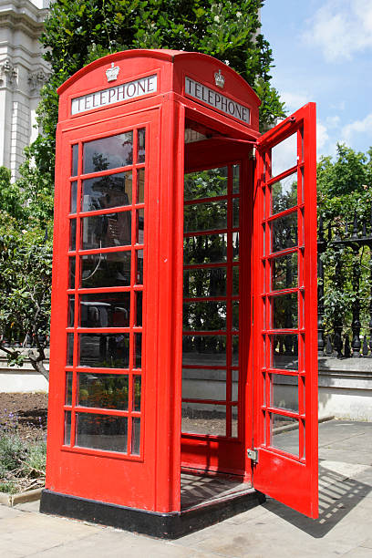 赤い電話ボックス - red telephone box ストックフォトと画像