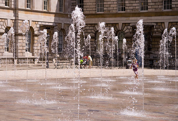 springbrunnen und spaß - somerset house london england fountain water stock-fotos und bilder