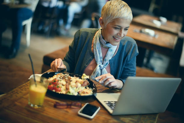 istock Senior woman in cafeteria 923637754