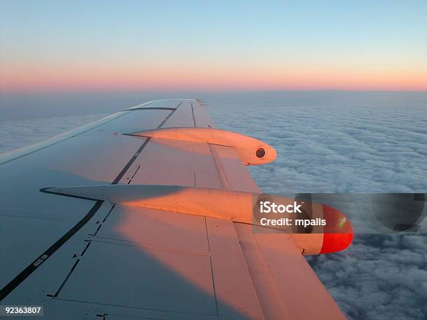 Flugzeug Flügel Auf Sonnenuntergang Stockfoto und mehr Bilder von Allgemeine Luftfahrt - Allgemeine Luftfahrt, Dramatischer Himmel, Dämmerung