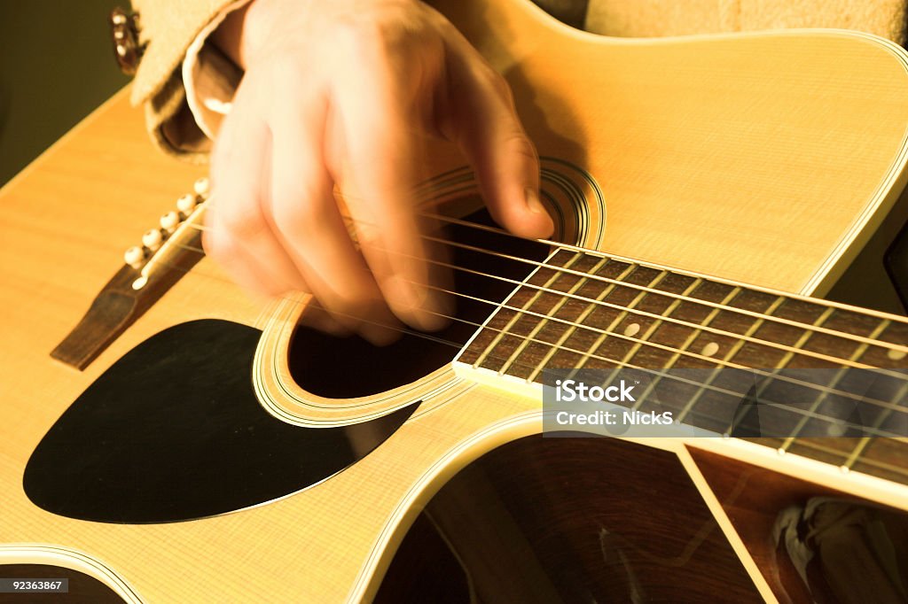 Guitarra acústica-jogar w/mão em movimento - Royalty-free Movimento Desfocado Foto de stock