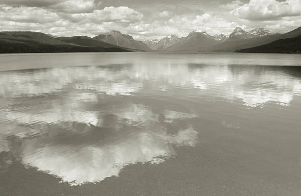 lac mcdonald--homage de ansel adams - us glacier national park mcdonald lake glacier nobody photos et images de collection