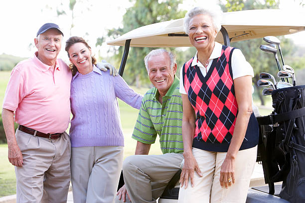 retrato de amigos desfrutar de golfe - golf course golf people sitting imagens e fotografias de stock