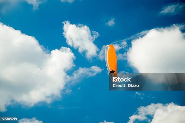 Desportos De Açãoparapente Nas Nuvens - Fotografias de stock e mais imagens de Ao Ar Livre - Ao Ar Livre, Aventura, Azul