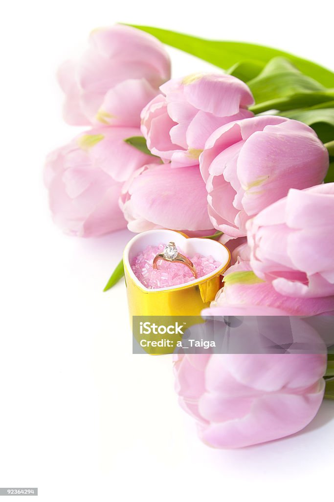 Anel e rosa tulipas isolada no branco - Foto de stock de Aliança de noivado royalty-free