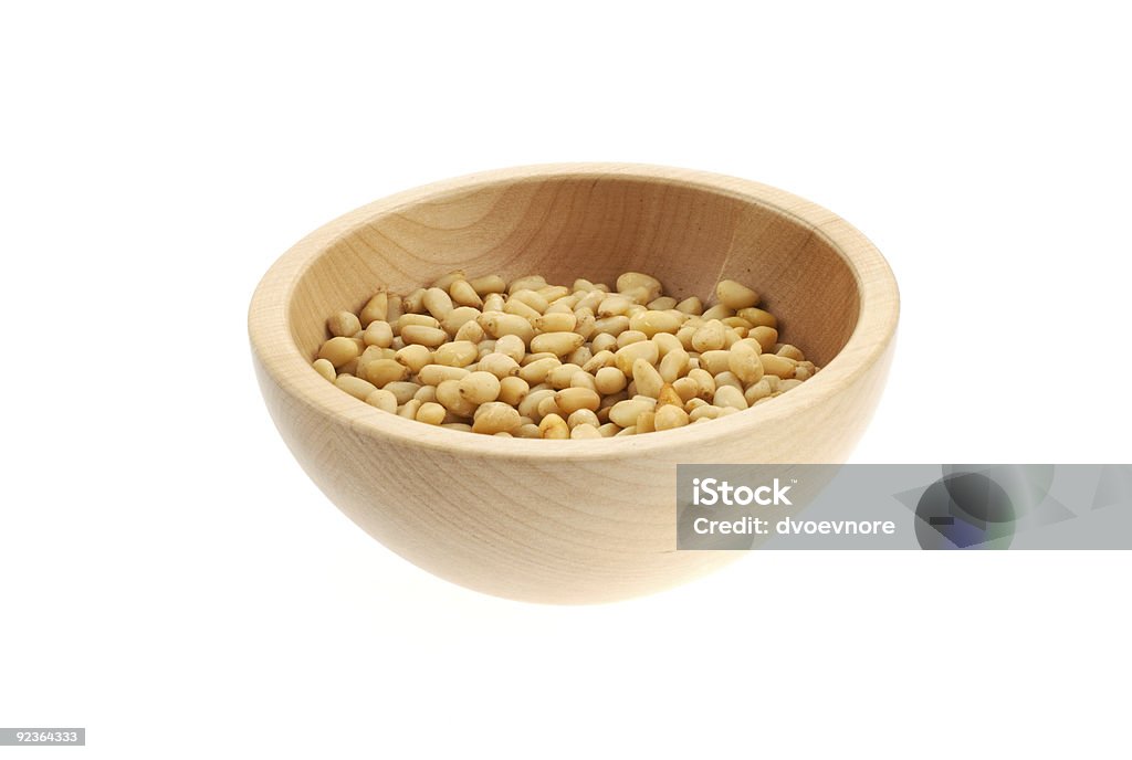 Pinoli in una ciotola di legno - Foto stock royalty-free di Antiossidante