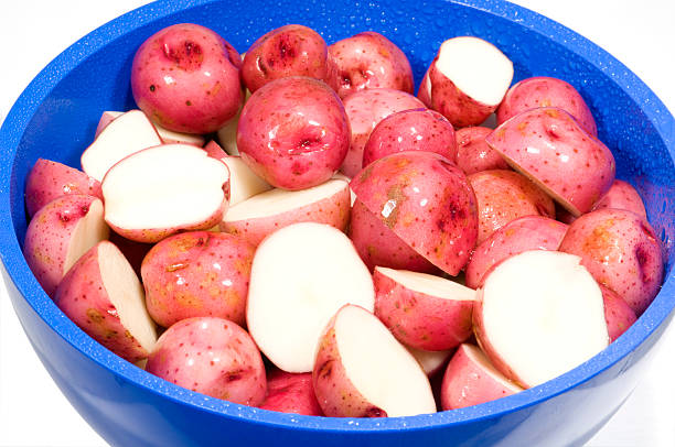 rose de pommes de terre - red potato raw potato chopped vegetable photos et images de collection