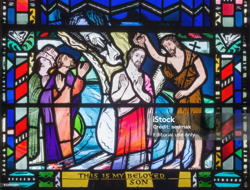 Лондон - Крещение Иисуса сцены на витражи в церкви Санкт Etheldreda Чарльз Блейкман (1953 - 1953). - Стоковые фото Крещение роялти-фри