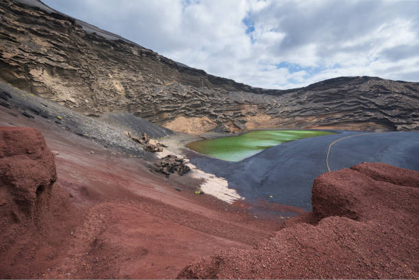 グリーンの火山湖でランサローテ島、カナリア諸島、スペイン。 - lanzarote canary islands volcano green ストックフォトと画像