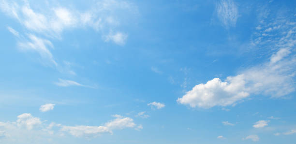 cumulus de légers nuages dans le ciel bleu. - cirrus cloud white fluffy photos et images de collection