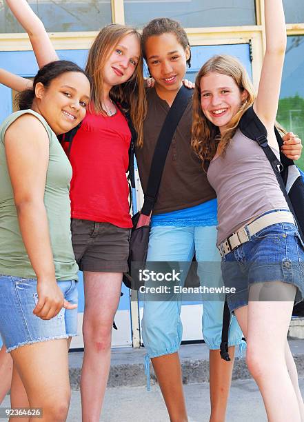 Ragazze Scuola - Fotografie stock e altre immagini di Bambine femmine - Bambine femmine, Gruppo multietnico, Preadolescente