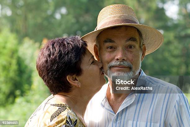 Bacio - Fotografie stock e altre immagini di Abbracciare una persona - Abbracciare una persona, Adulto, Allegro