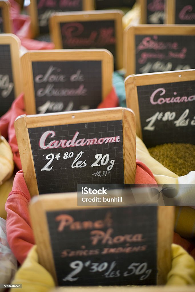 Специи-от руки Blackboard указателям на рынке во Франции - Стоковые фото Знак роялти-фри