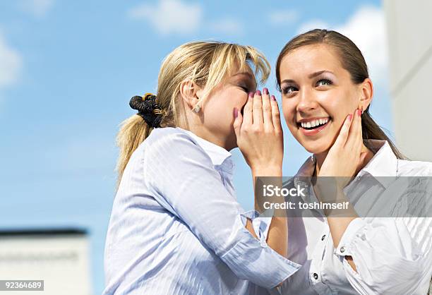Dos Chicas Gossiping Foto de stock y más banco de imágenes de Amistad - Amistad, Grupo de personas, Susurrar