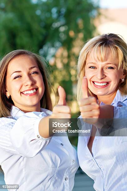 Foto de Businesswomen Com Os Polegares Para Cima e mais fotos de stock de Adulto - Adulto, Alegria, Apoio