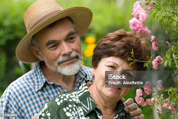 Pareja De Ancianos Foto de stock y más banco de imágenes de Abrazar - Abrazar, Actividad, Actividades recreativas