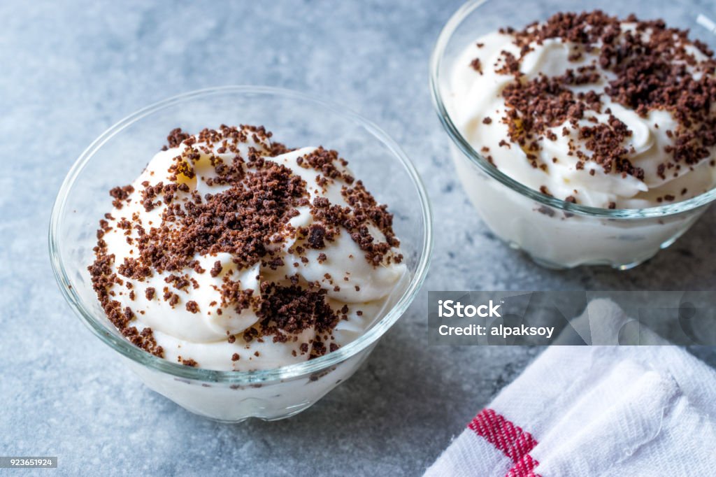 Maulwurf-Pudding mit Schoko Zwieback, Bananen und Schlagsahne. - Lizenzfrei Kuchen Stock-Foto