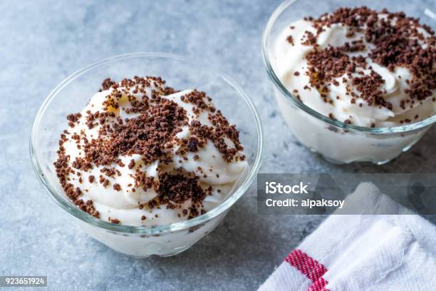 Maulwurfpudding Mit Schoko Zwieback Bananen Und Schlagsahne Stockfoto und mehr Bilder von Kuchen