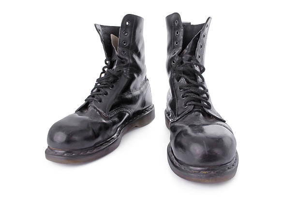 botas de trabajo utilizadas por punks y skinheads - combat boots fotografías e imágenes de stock
